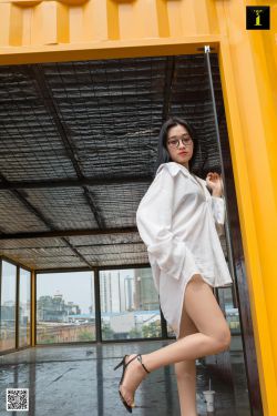 周莹躲进被子里